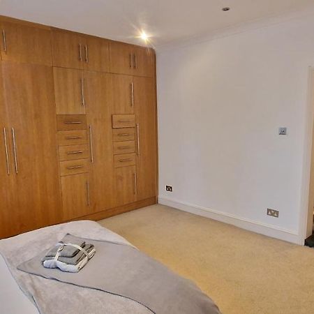 Action Packed Local 3Br 1 Mins Walk To Everything Appartement Londen Buitenkant foto