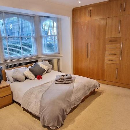 Action Packed Local 3Br 1 Mins Walk To Everything Appartement Londen Buitenkant foto