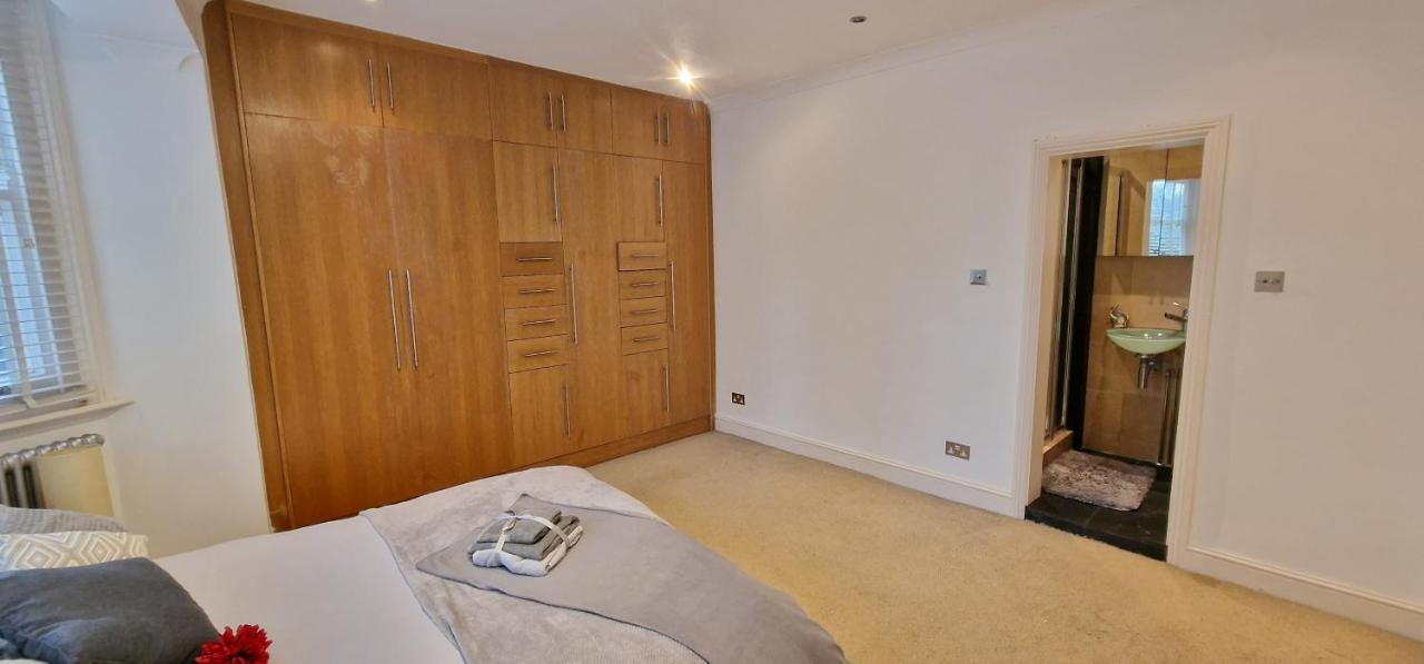 Action Packed Local 3Br 1 Mins Walk To Everything Appartement Londen Buitenkant foto