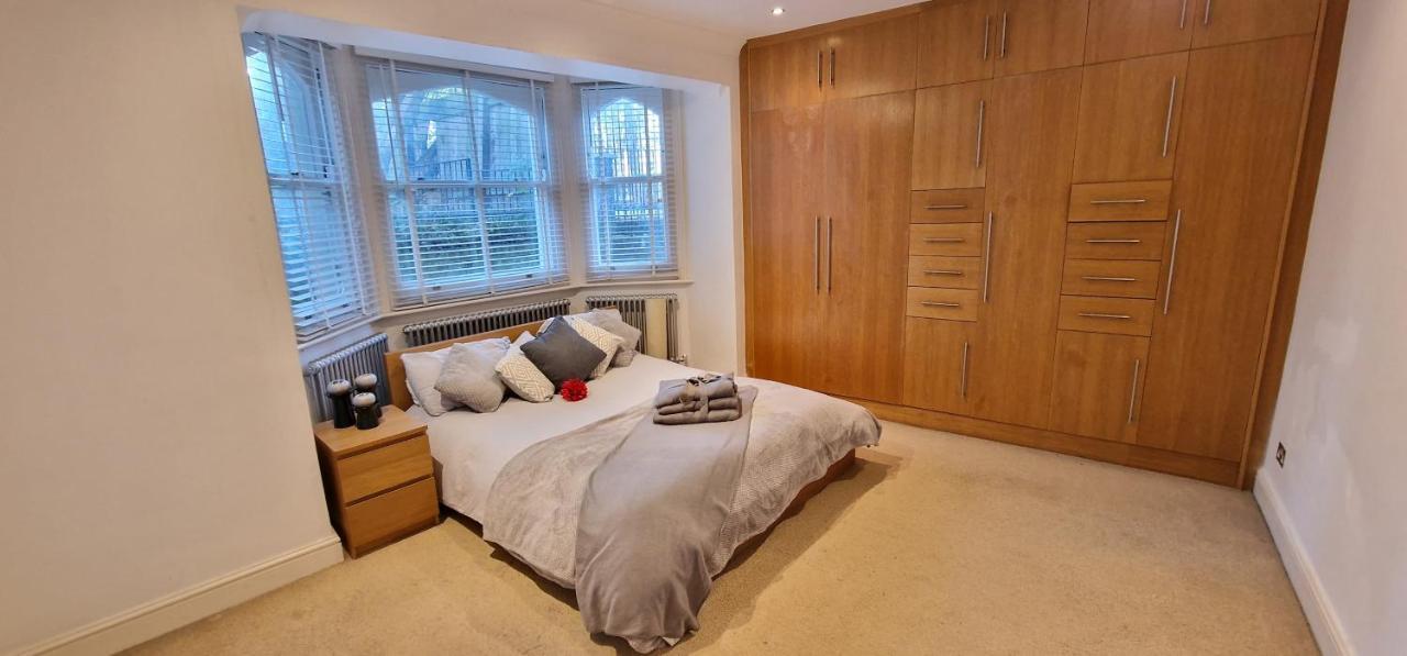 Action Packed Local 3Br 1 Mins Walk To Everything Appartement Londen Buitenkant foto