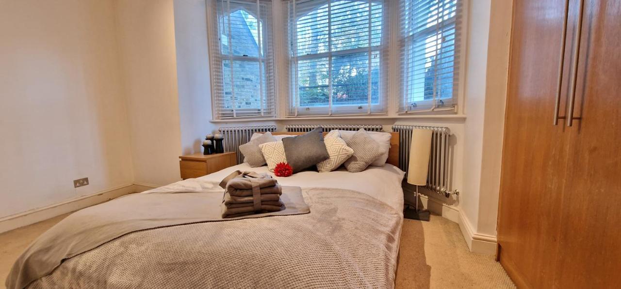 Action Packed Local 3Br 1 Mins Walk To Everything Appartement Londen Buitenkant foto