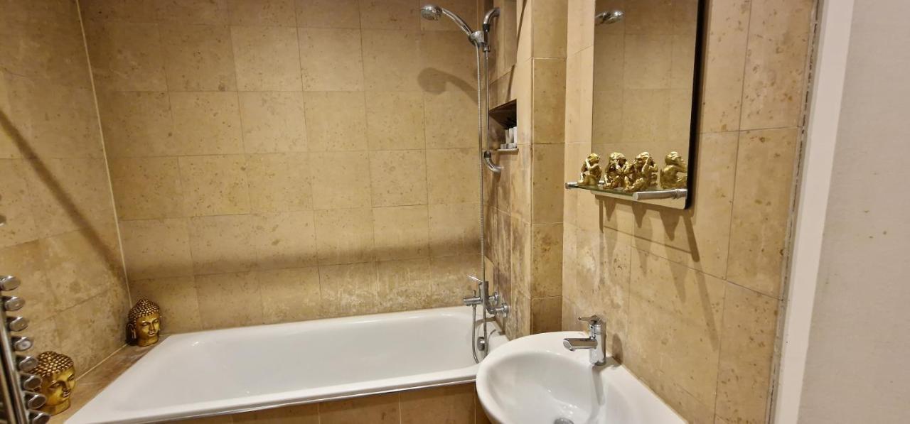 Action Packed Local 3Br 1 Mins Walk To Everything Appartement Londen Buitenkant foto