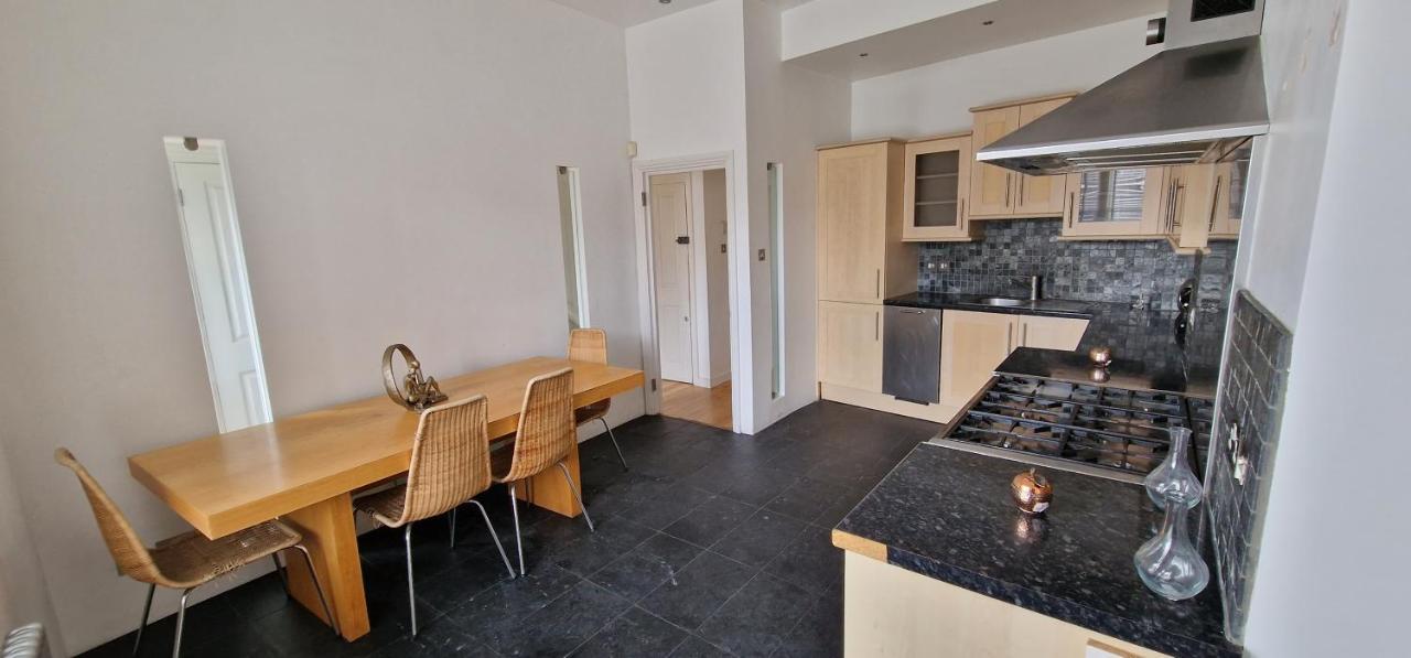 Action Packed Local 3Br 1 Mins Walk To Everything Appartement Londen Buitenkant foto