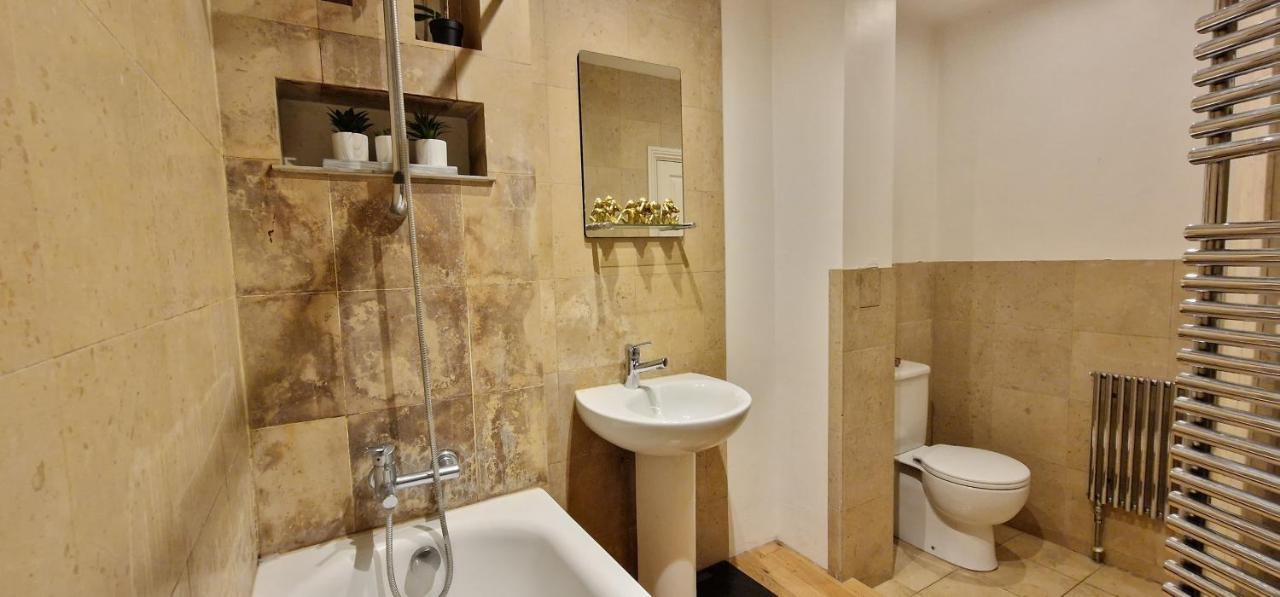 Action Packed Local 3Br 1 Mins Walk To Everything Appartement Londen Buitenkant foto