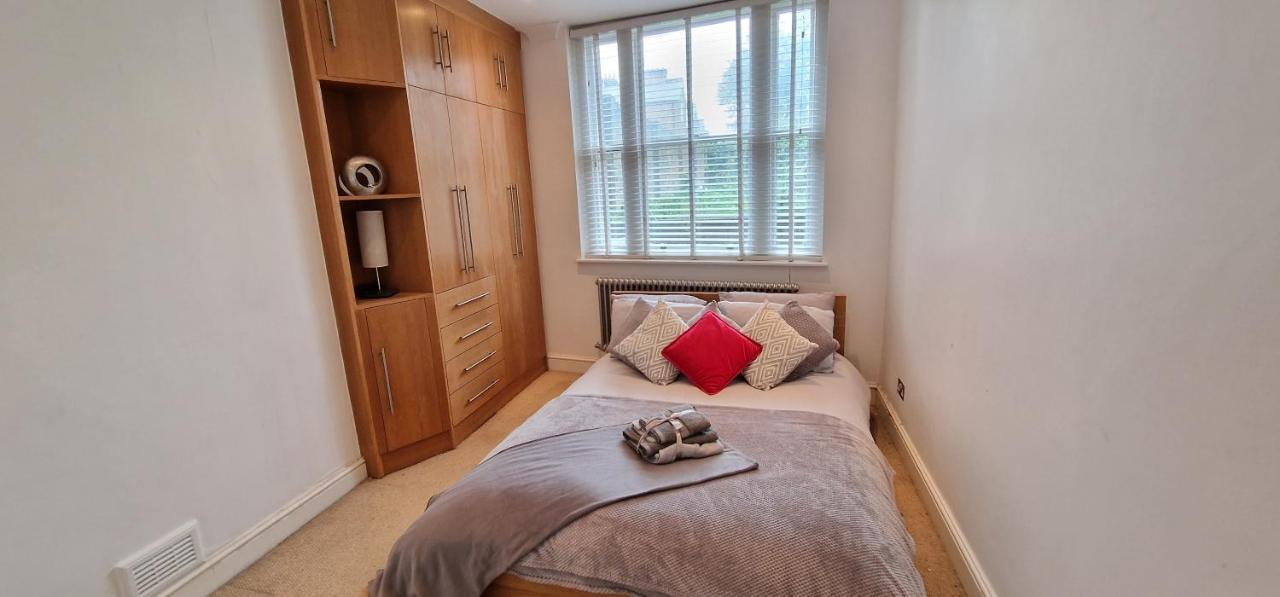 Action Packed Local 3Br 1 Mins Walk To Everything Appartement Londen Buitenkant foto