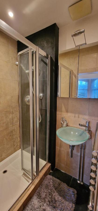 Action Packed Local 3Br 1 Mins Walk To Everything Appartement Londen Buitenkant foto