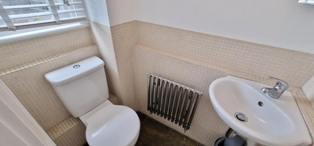 Action Packed Local 3Br 1 Mins Walk To Everything Appartement Londen Buitenkant foto
