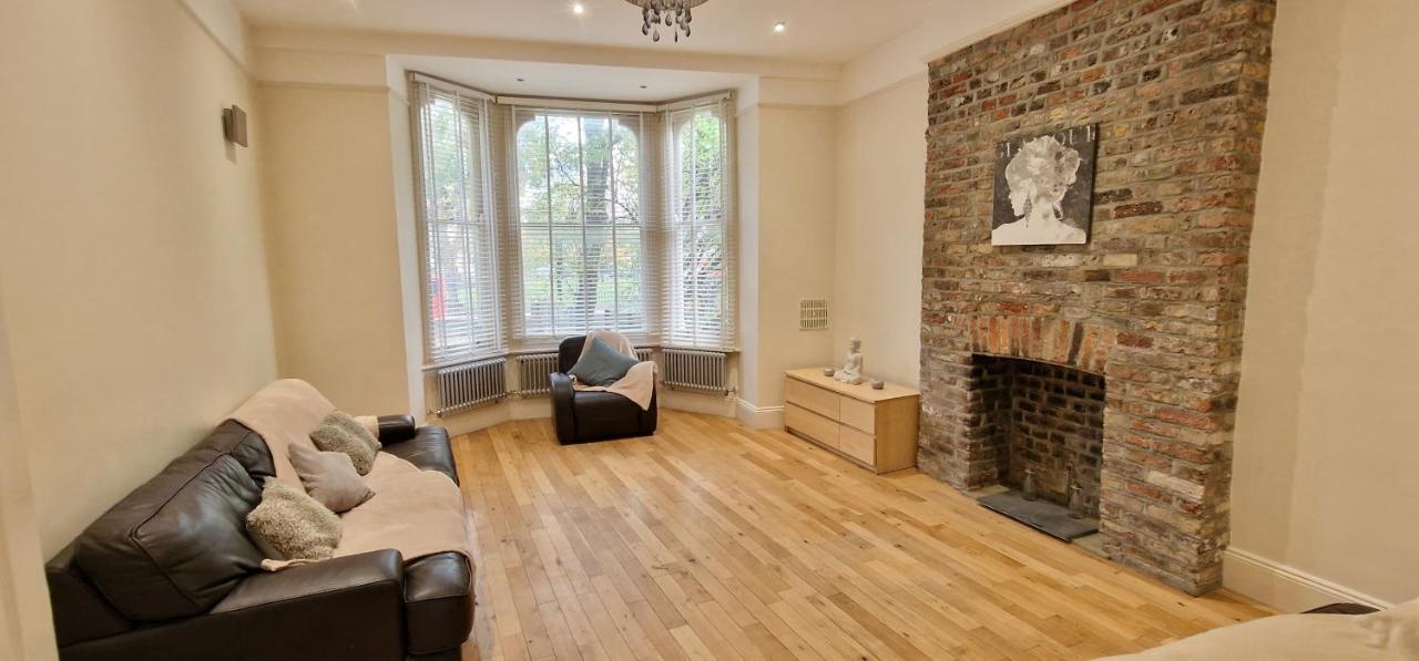 Action Packed Local 3Br 1 Mins Walk To Everything Appartement Londen Buitenkant foto