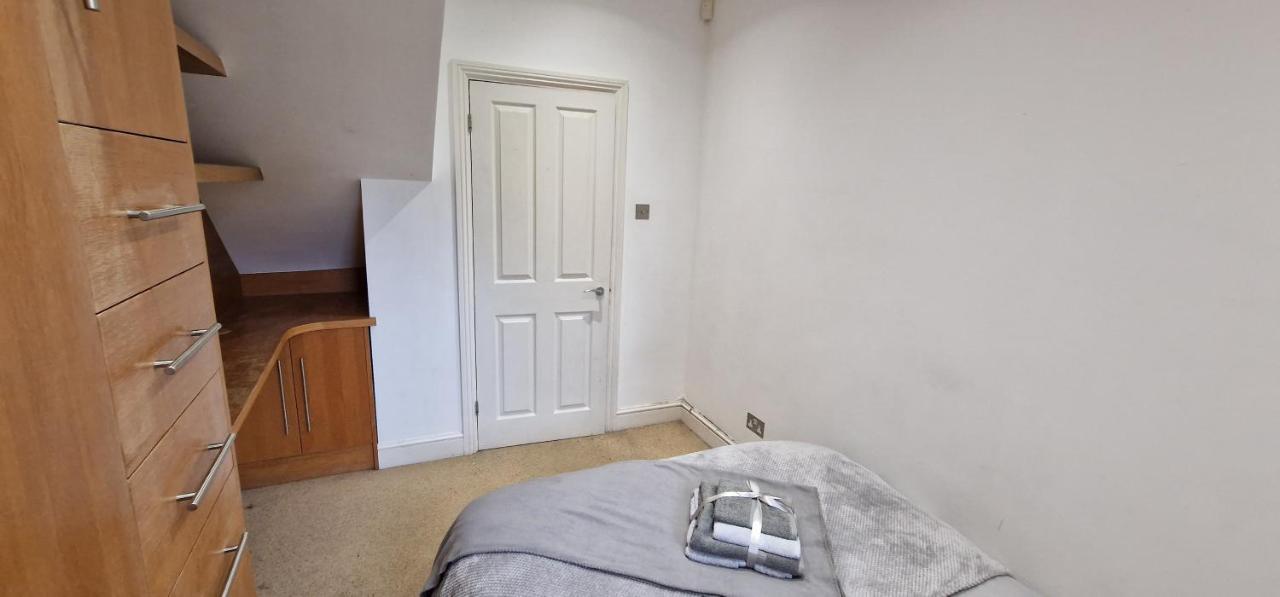 Action Packed Local 3Br 1 Mins Walk To Everything Appartement Londen Buitenkant foto