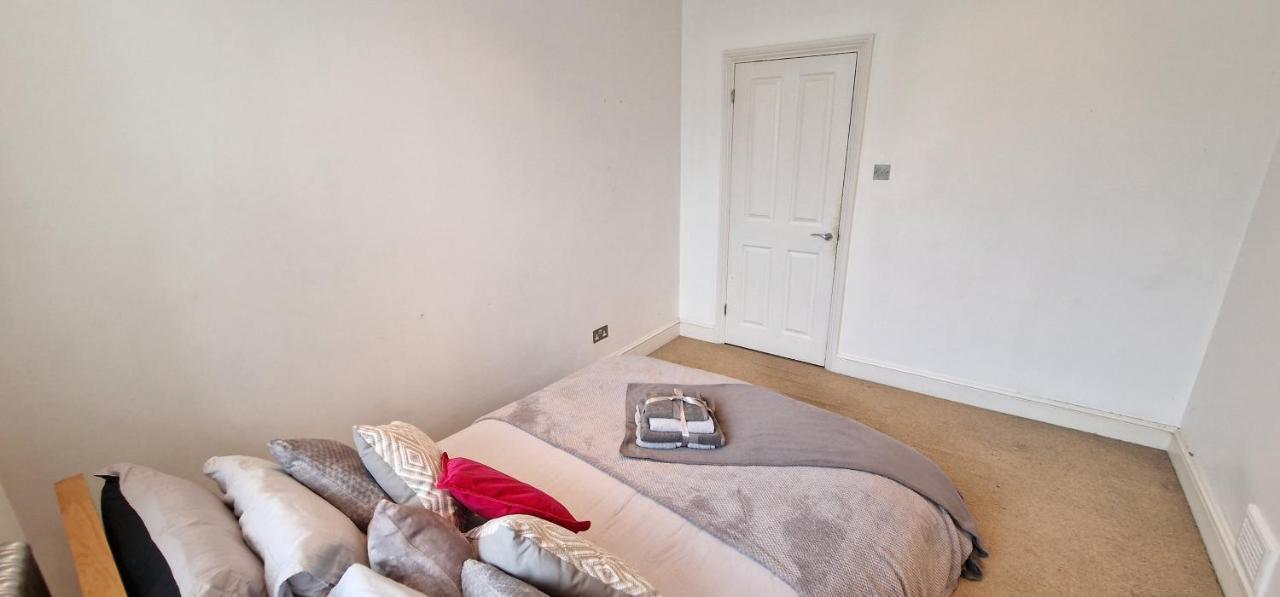 Action Packed Local 3Br 1 Mins Walk To Everything Appartement Londen Buitenkant foto