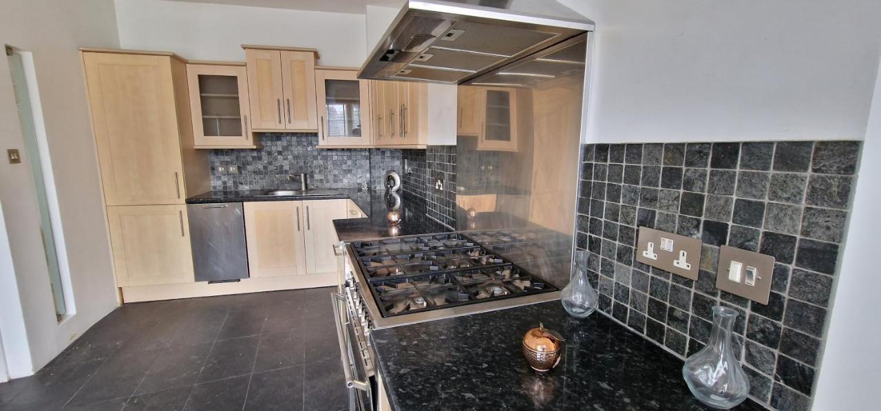 Action Packed Local 3Br 1 Mins Walk To Everything Appartement Londen Buitenkant foto