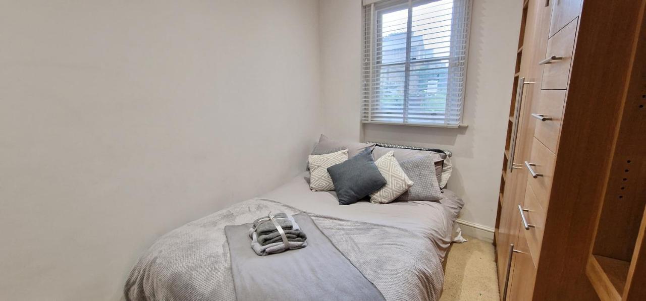 Action Packed Local 3Br 1 Mins Walk To Everything Appartement Londen Buitenkant foto